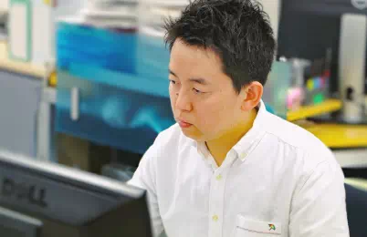 蓄積された膨大な量のデータを解析します。