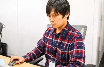 オフィスで仕事をする様子