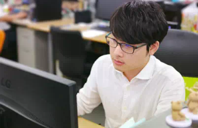 動画のほかにも、Webサイトや印刷物の制作に携わることも。